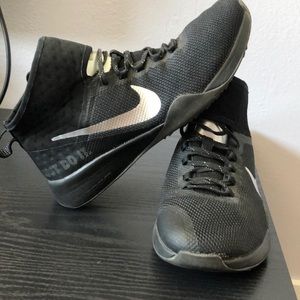 NIKE WOMENS AIR ZOOM STRONG 2 SELFIE TRAINING